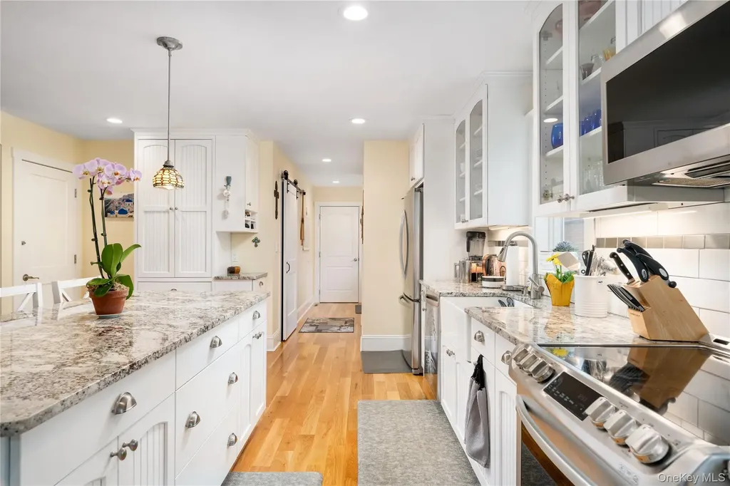 61 Atlantic Avenue Hampton Bays NY 11946