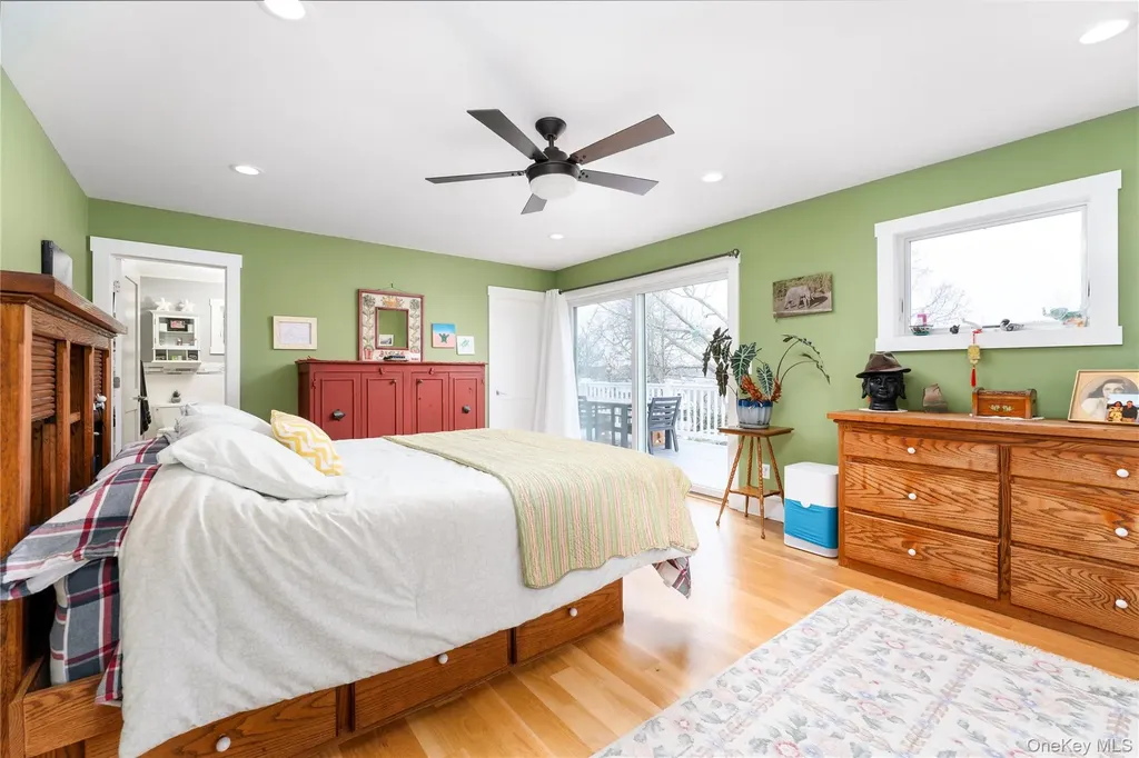 61 Atlantic Avenue Hampton Bays NY 11946