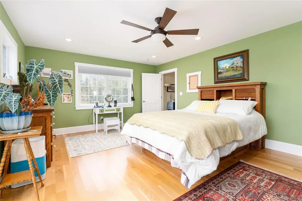 61 Atlantic Avenue Hampton Bays NY 11946