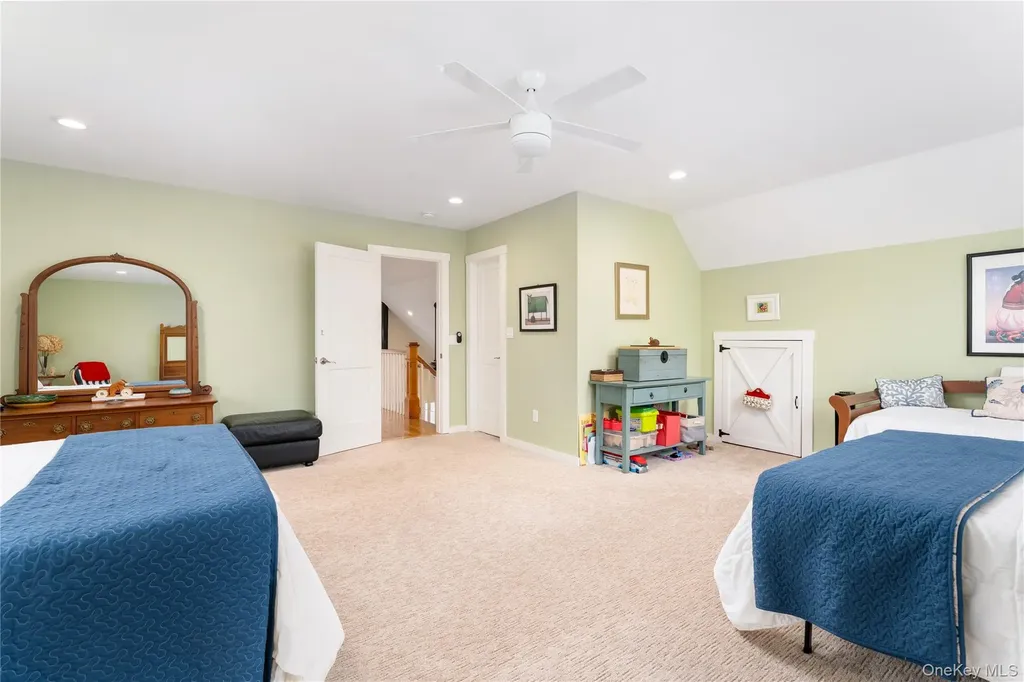 61 Atlantic Avenue Hampton Bays NY 11946