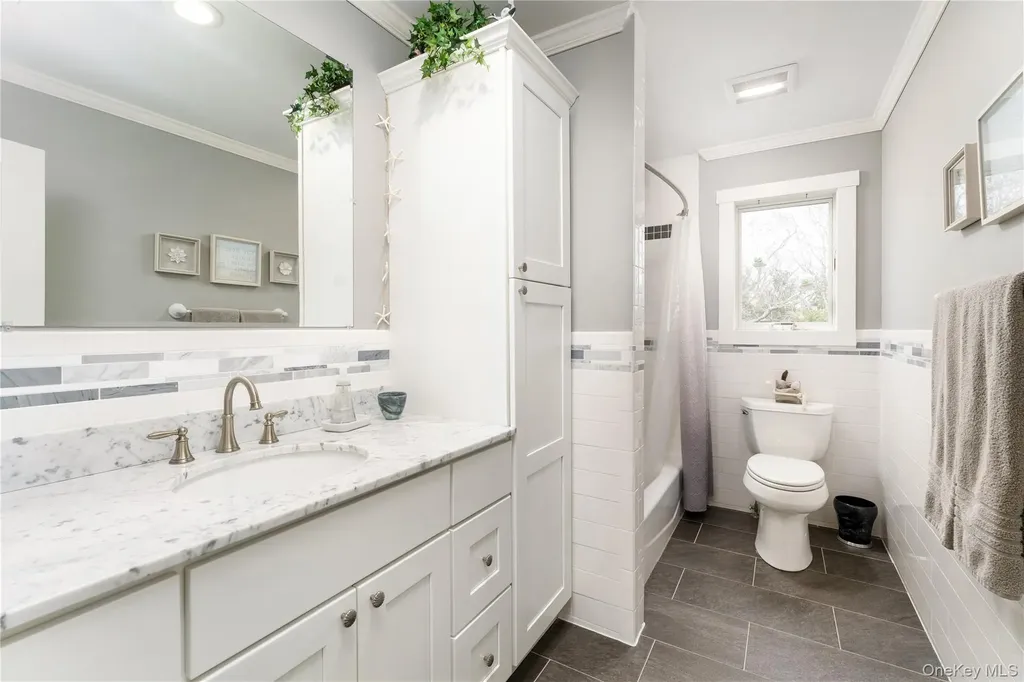 61 Atlantic Avenue Hampton Bays NY 11946