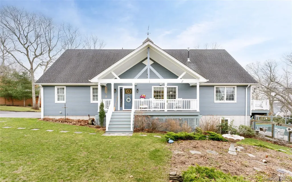 61 Atlantic Avenue Hampton Bays NY 11946