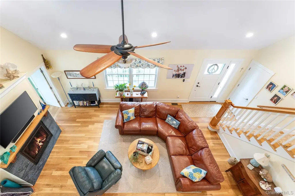 61 Atlantic Avenue Hampton Bays NY 11946