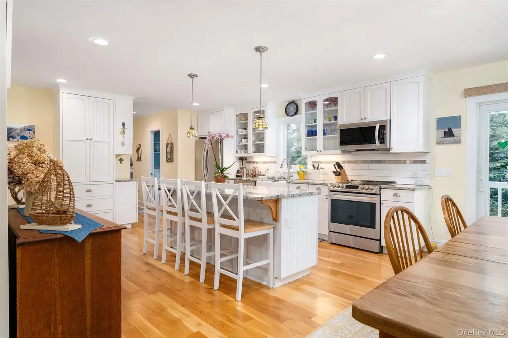 61 Atlantic Avenue Hampton Bays NY 11946