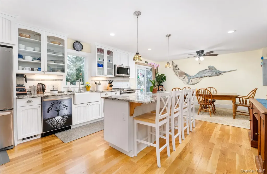 61 Atlantic Avenue Hampton Bays NY 11946