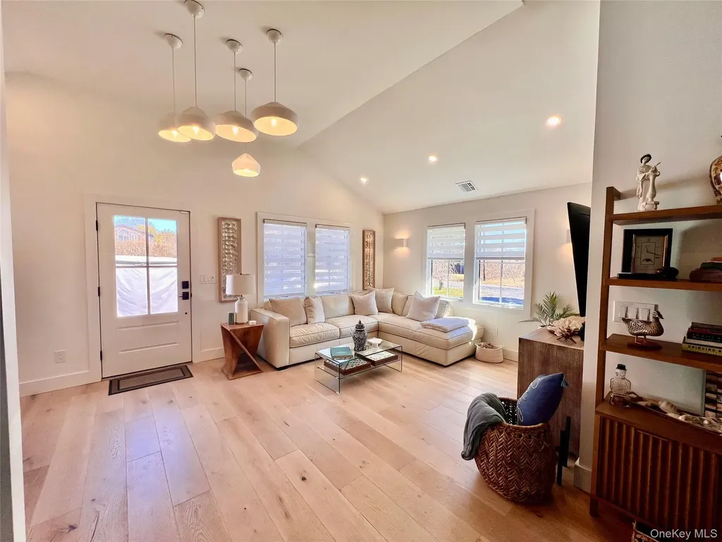 28 Alanson Lane Hampton Bays NY 11946
