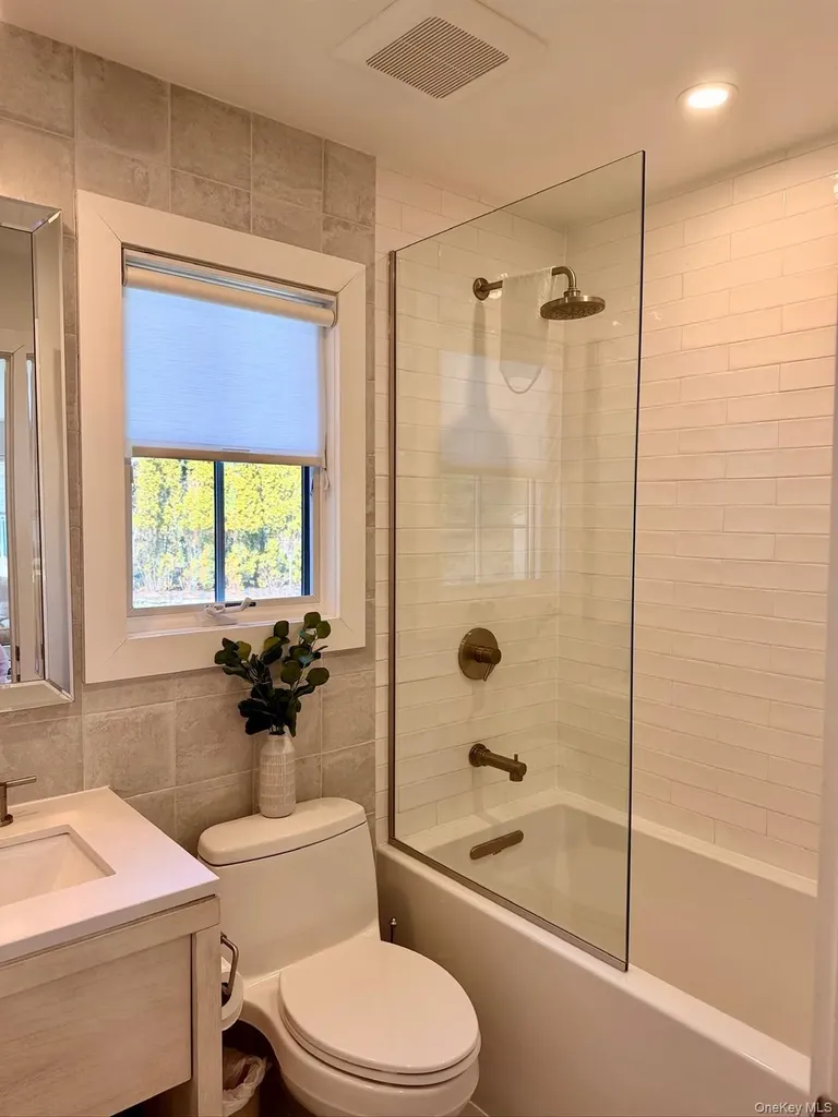 28 Alanson Lane Hampton Bays NY 11946