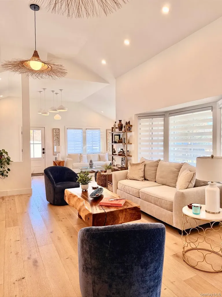 28 Alanson Lane Hampton Bays NY 11946