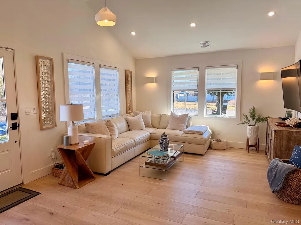 28 Alanson Lane Hampton Bays NY 11946