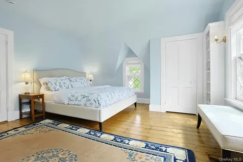 9 Strawberry Lane Irvington NY 10533