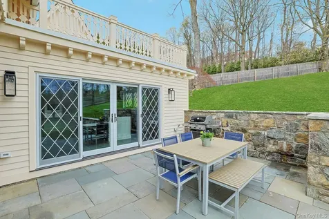 9 Strawberry Lane Irvington NY 10533