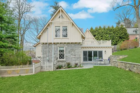9 Strawberry Lane Irvington NY 10533
