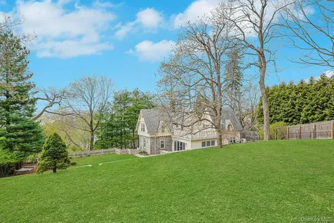 9 Strawberry Lane Irvington NY 10533