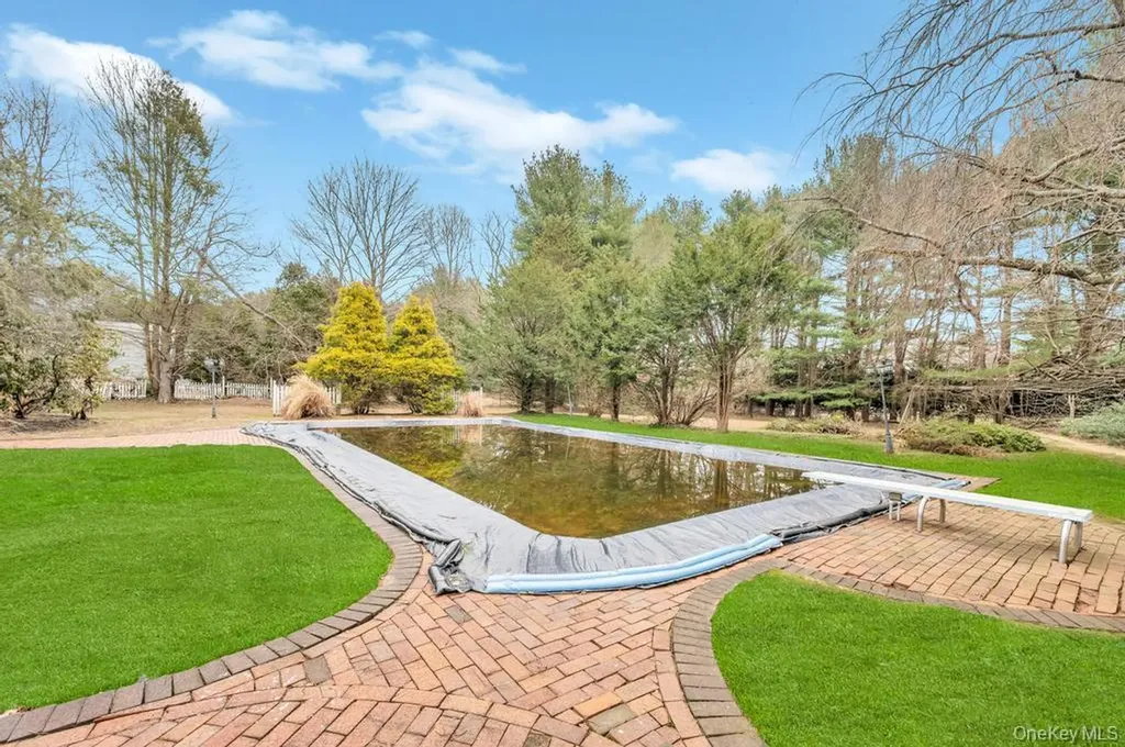330 Edgewood Avenue Smithtown NY 11787