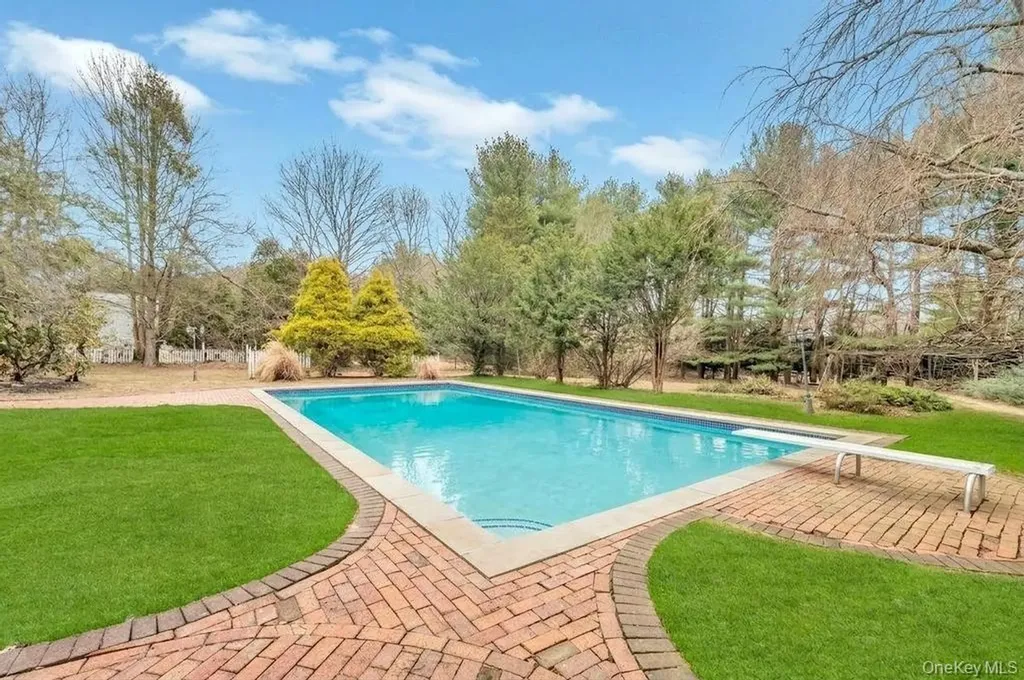 330 Edgewood Avenue Smithtown NY 11787