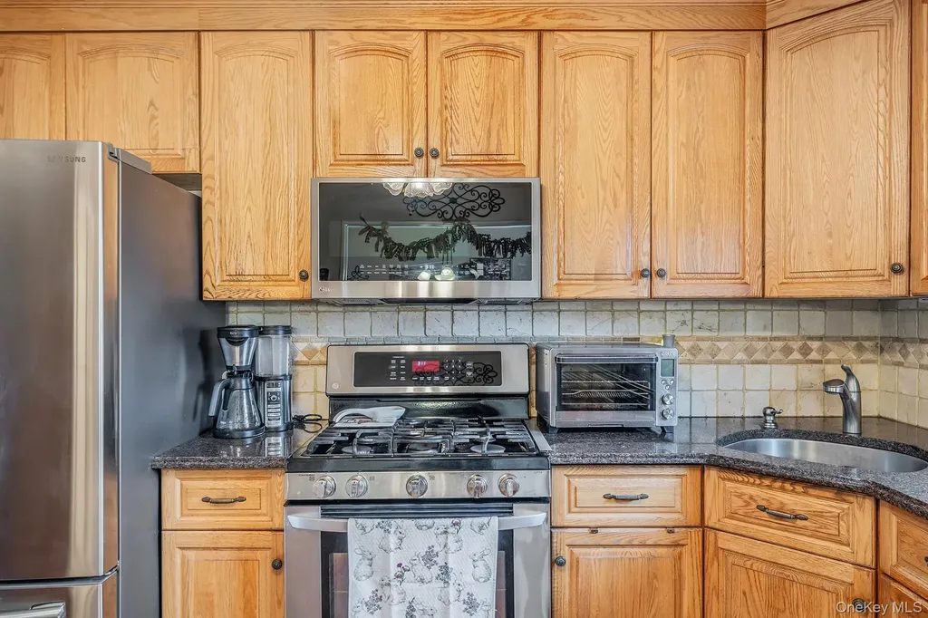 27 Spencer Way Kings Park NY 11754
