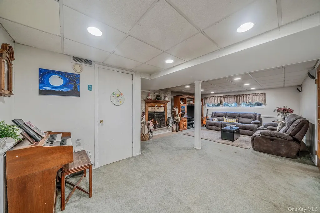 27 Spencer Way Kings Park NY 11754