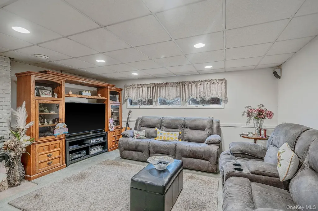 27 Spencer Way Kings Park NY 11754