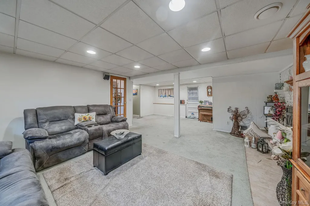 27 Spencer Way Kings Park NY 11754