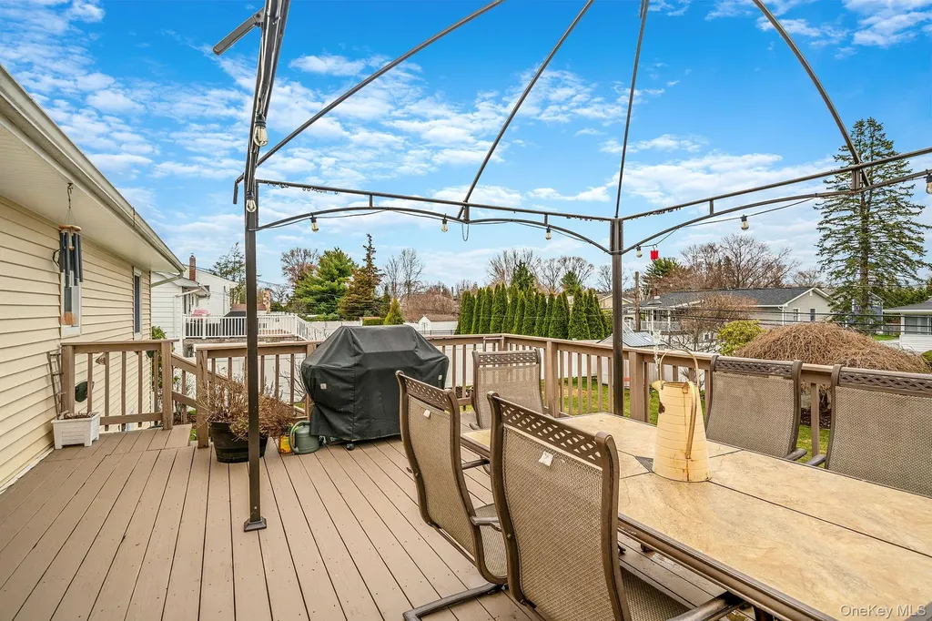 27 Spencer Way Kings Park NY 11754