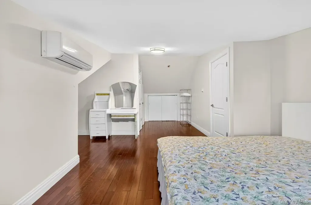 4122 169th Street Flushing NY 11358
