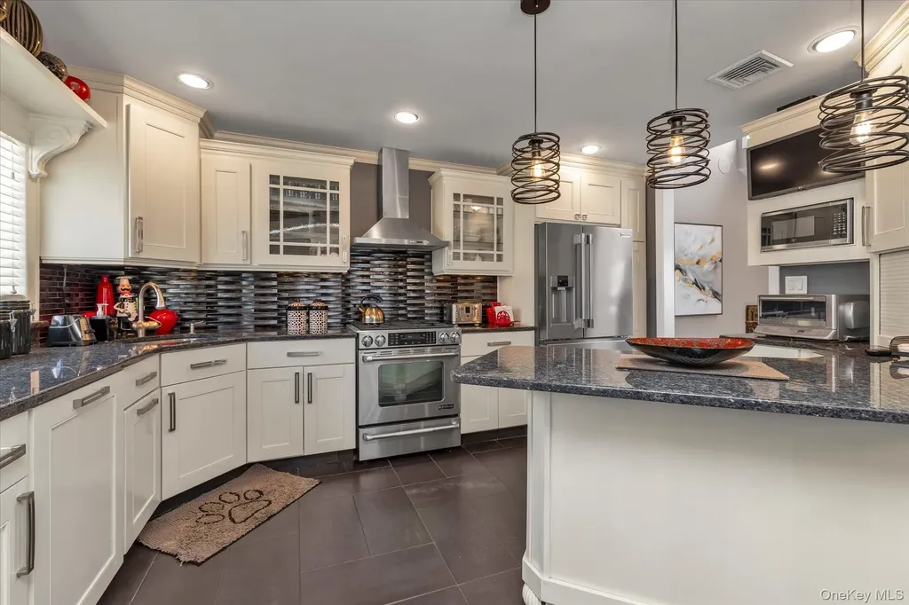 390 Silver Lane Oceanside NY 11572