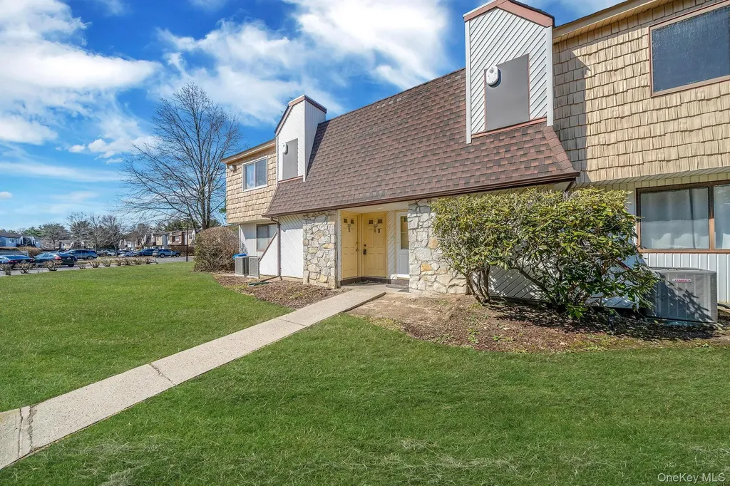 222 Pointe Circle N Coram NY 11727