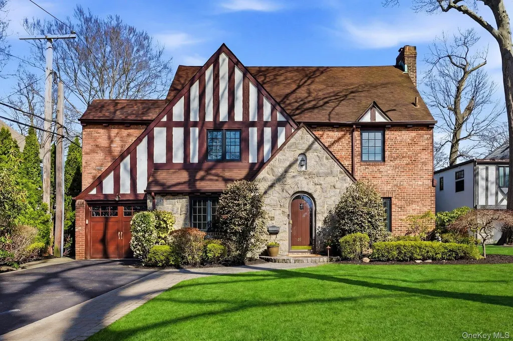 106 Thayer Road Manhasset NY 11030