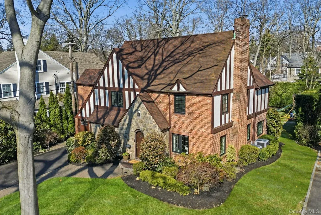106 Thayer Road Manhasset NY 11030