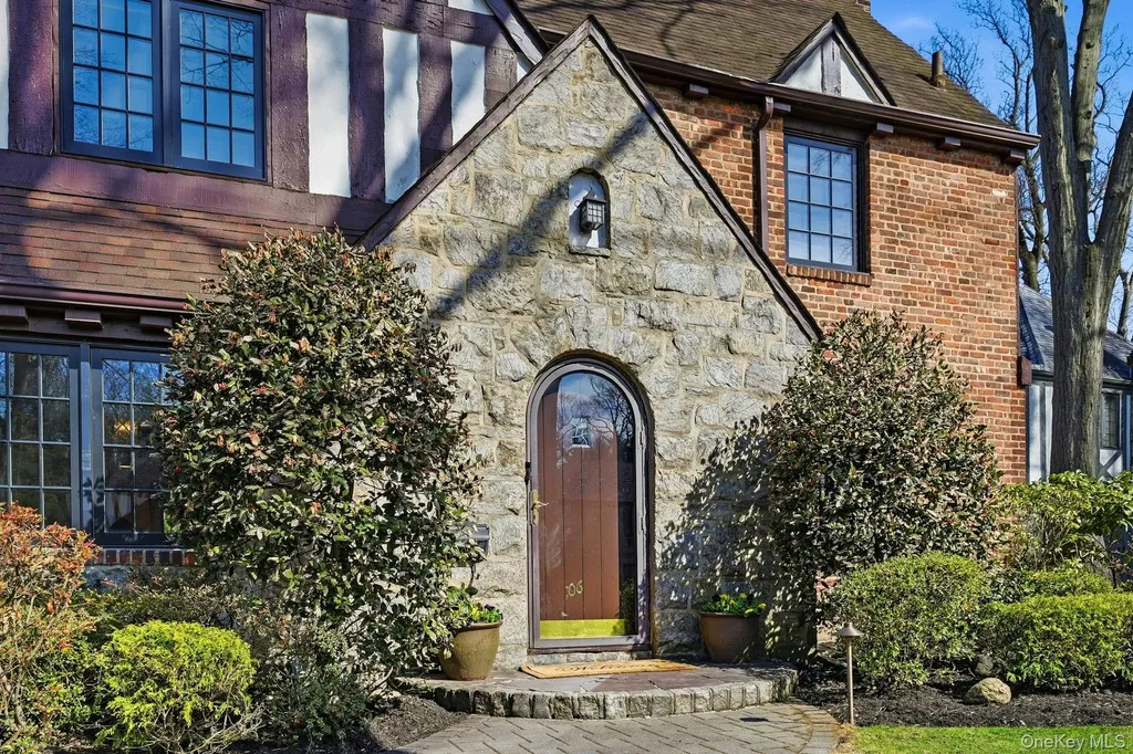 106 Thayer Road Manhasset NY 11030