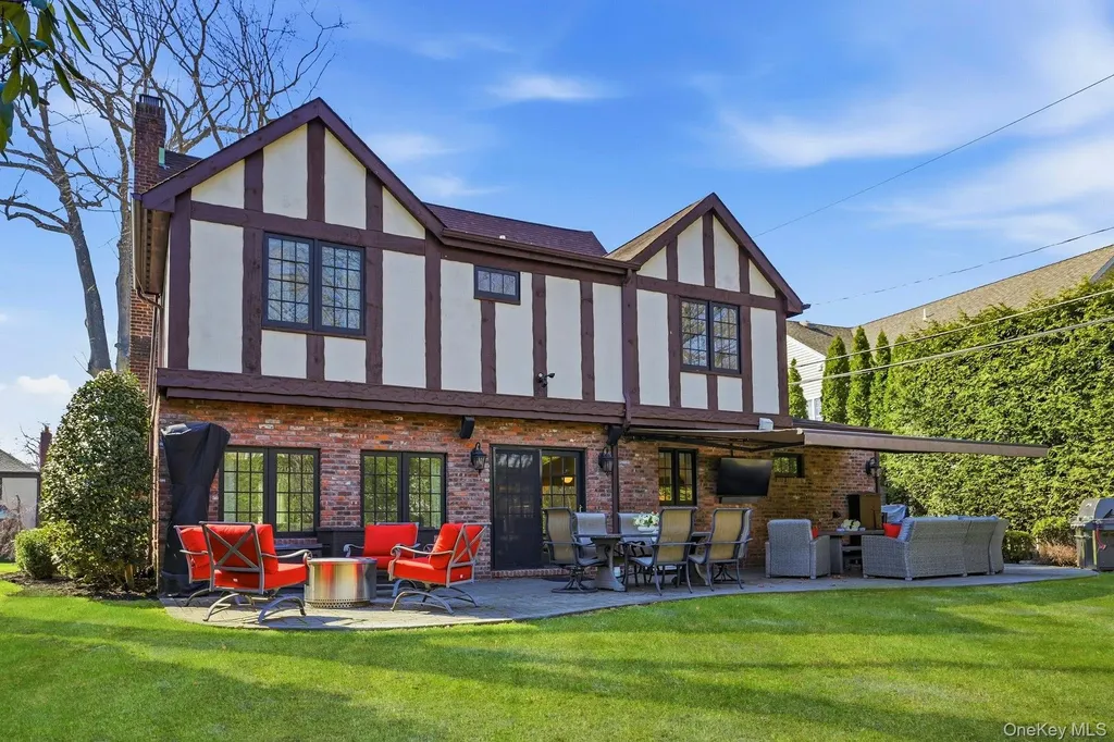 106 Thayer Road Manhasset NY 11030