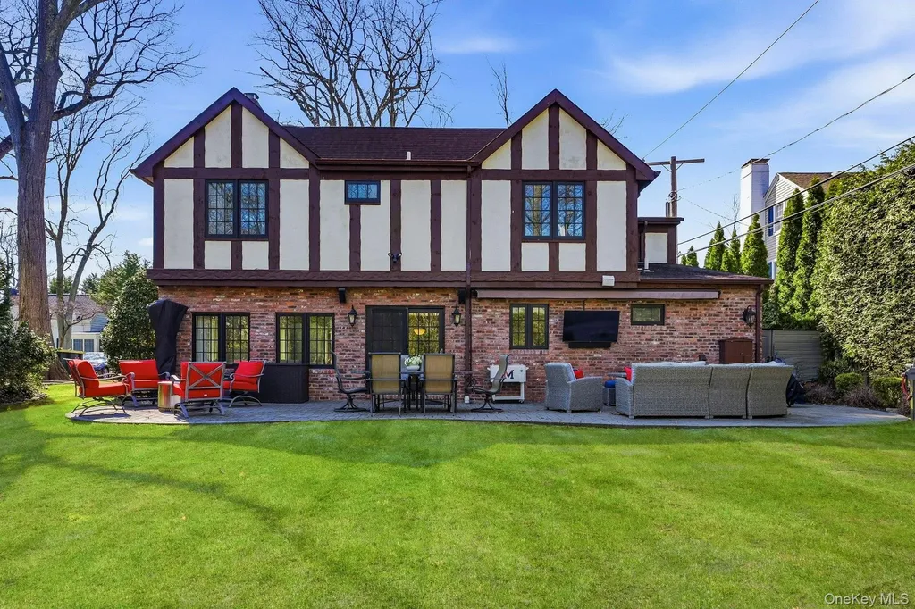 106 Thayer Road Manhasset NY 11030