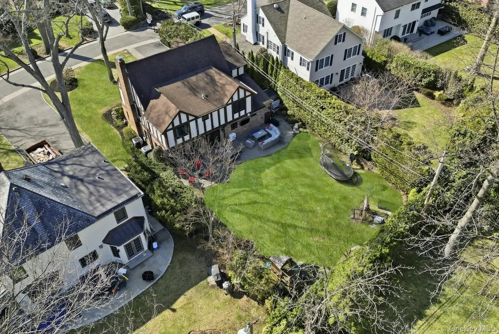 106 Thayer Road Manhasset NY 11030
