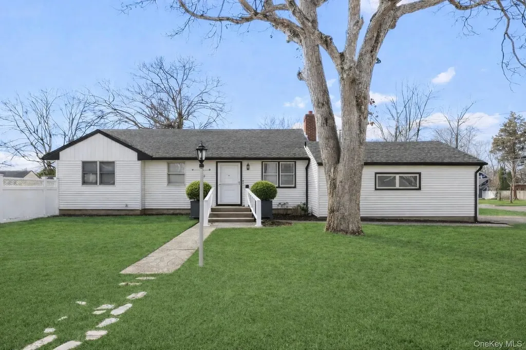 38 Chenango Drive Bay Shore NY 11706