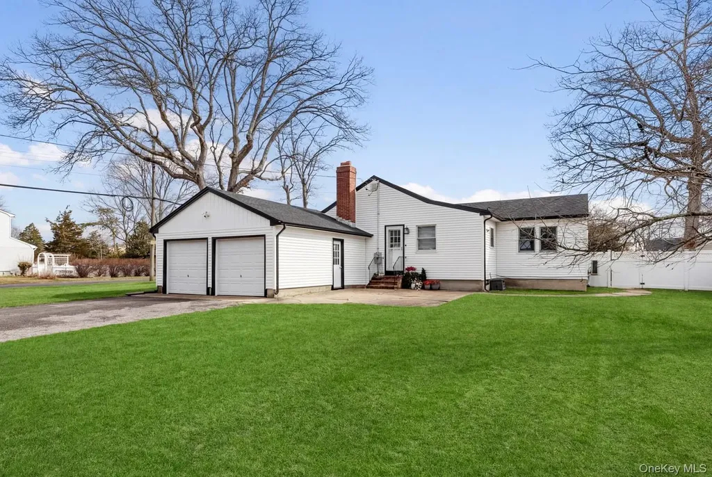 38 Chenango Drive Bay Shore NY 11706