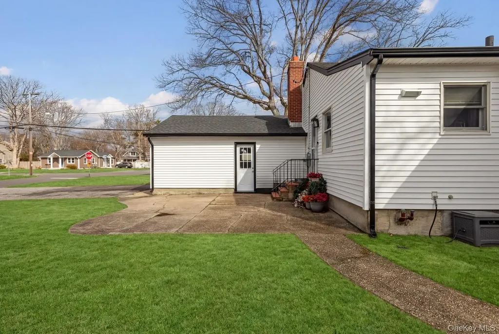 38 Chenango Drive Bay Shore NY 11706