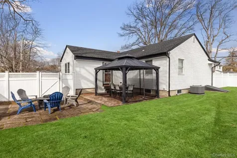 38 Chenango Drive Bay Shore NY 11706