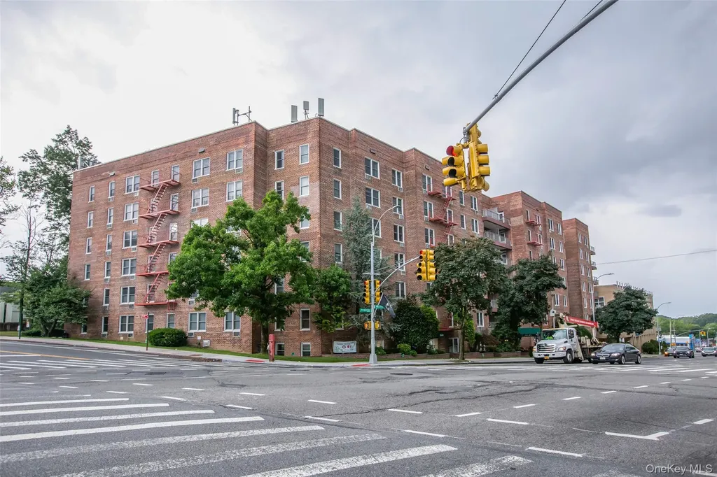241-20 Northern Boulevard Douglaston NY 11362