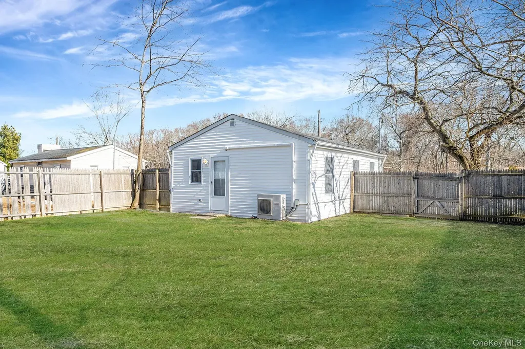 42 Oak Drive Riverhead NY 11901