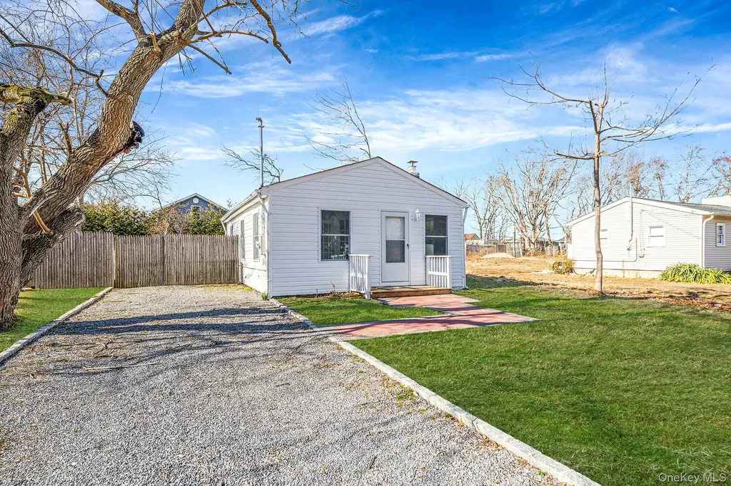 42 Oak Drive Riverhead NY 11901