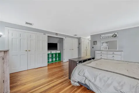 195 Cedar Swamp Road Glen Head NY 11545