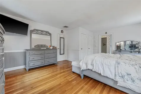 195 Cedar Swamp Road Glen Head NY 11545