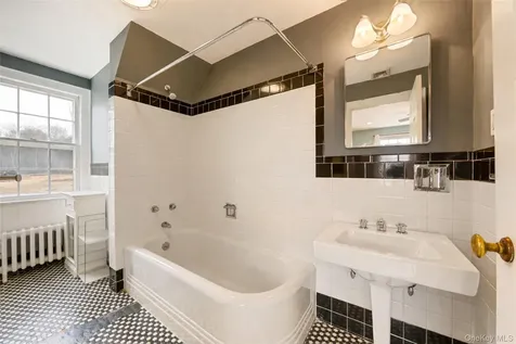 195 Cedar Swamp Road Glen Head NY 11545