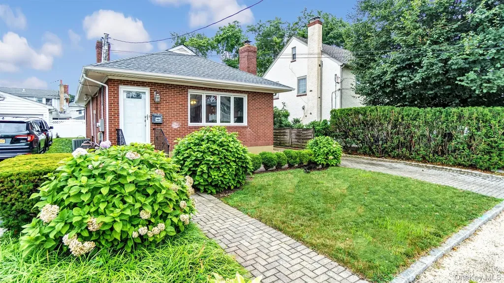 11 Nova Road Bayville NY 11709