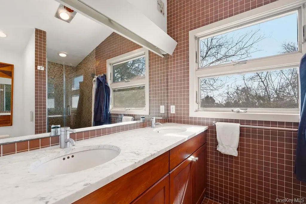 27 Atterbury Road Southampton NY 11968