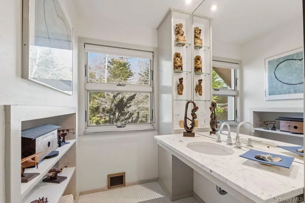 27 Atterbury Road Southampton NY 11968