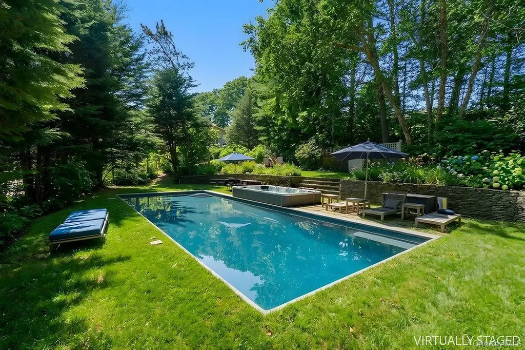 27 Atterbury Road Southampton NY 11968
