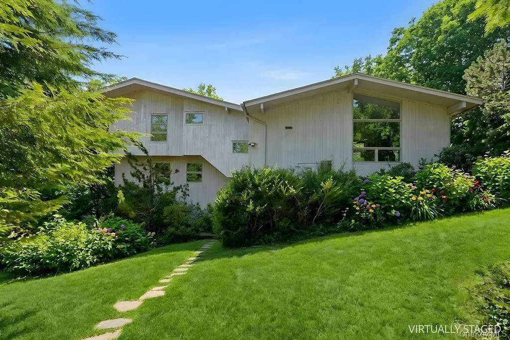 27 Atterbury Road Southampton NY 11968