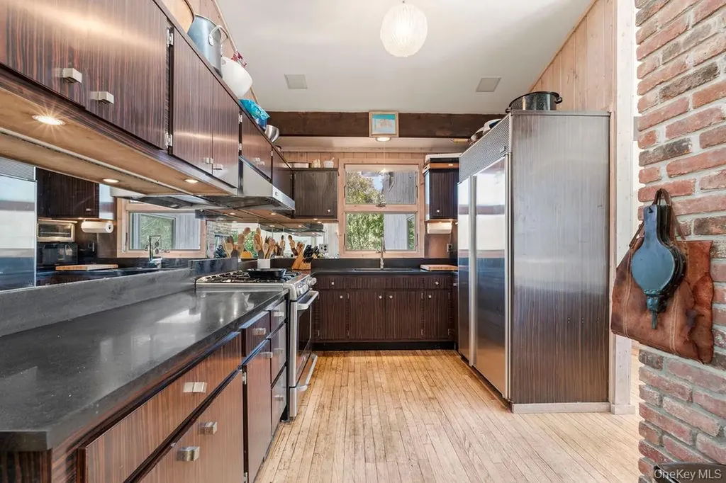 27 Atterbury Road Southampton NY 11968