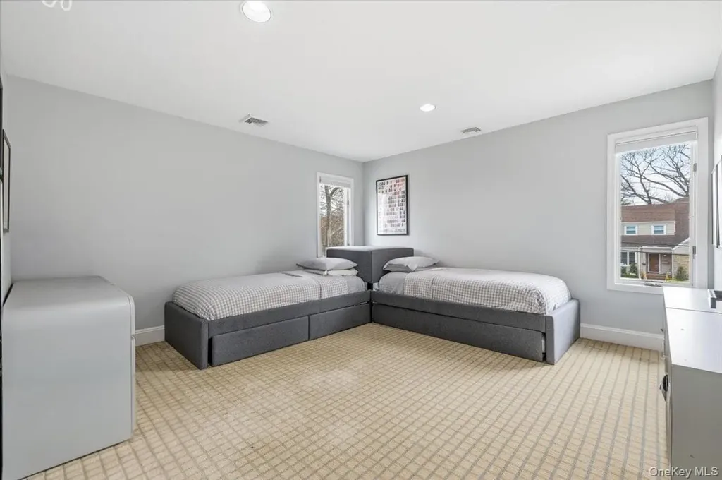 1040 Links Road Woodmere NY 11598